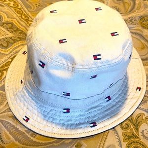 Reversible bucket hat